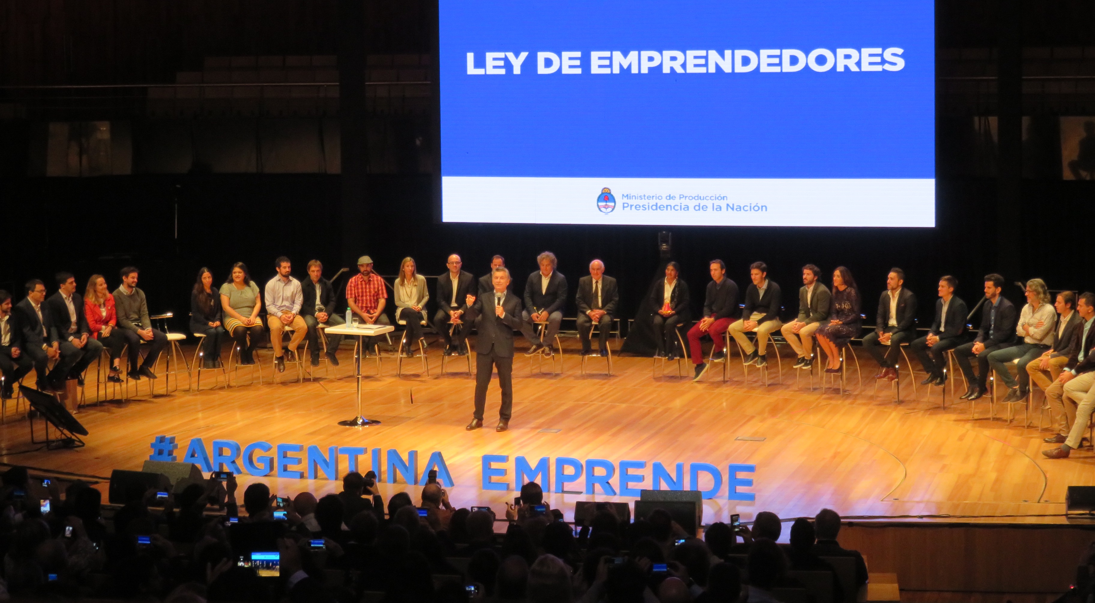 Mauricio Macri presents